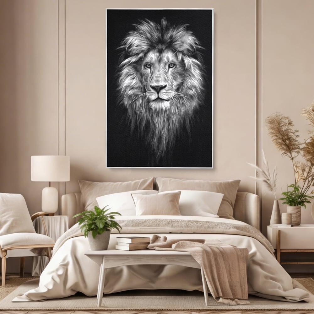 Tablou canvas cu tablou canvas cu leu alb negru, in rama de aluminiu argintiu, pe perete intr-un dormitor